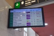 Cartel informativo de la estación Lleida-Pirineus informando de la demora