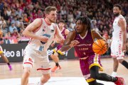 James Batemon en una acció del partit entre l’Hiopos Lleida i el Breogán. - JAVI ENJUANES