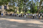 La larga cola se formó en el exterior del Rectorat a primera hora de la mañana.