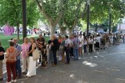 La larga cola se formó en los exteriores del Rectorat de la UdL desde primera hora de la mañana. - MAGDALENA ALTISENT