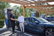 Pau Soler i Pol Olivella van inaugurar ahir el nou punt de càrrega de Bassella Experiences. - C.SANS