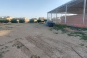 Els terrenys on es construiran les piscines de Vilanova de Segrià, al costat del col·legi i la guarderia. - A.V.S.