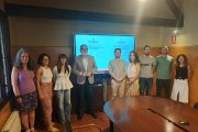 El alcalde, Fèlix Larrosa, y el edil de Participación, Roberto Pino, con los responsables de los procesos participativos.