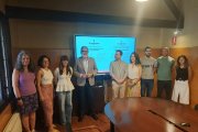 L’alcalde, Fèlix Larrosa, i el regidor Roberto Pino amb els responsables dels processos participatius. - SCD