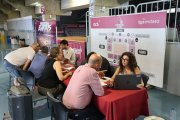 Un grup d’aficionats, dimecres passat obtenint l’abonament. - AMADO FORROLLA