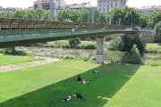 Les ombres van buscades aquestes setmanes per evitar un cop de calor. A la imatge, a la canalització. - JORDI ECHEVARRIA