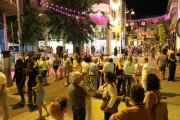 El cèntric carrer Arbeca de Mollerussa ple de gent ahir a la nit. - J. GÓMEZ