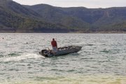 Una barca a motor al pantà de Canelles el mes de març passat. - JORDI ECHEVARRIA