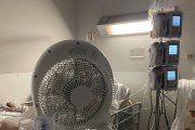 Imatge d’una de les habitacions de la tercera planta de l’Arnau amb un ventilador, ahir. - AMADO FORROLLA