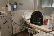 Ventilador en una habitació de la tercera planta de l’hospital Arnau diumenge passat. - AMADO FORROLLA