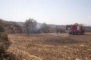 Els Bombers, ahir en una zona que encara fumejava. - LAIA PEDRÓS