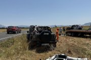 Els dos vehicles accidentats ahir en una col·lisió a la C-1412b. - MARTA LLUVICH/ACN