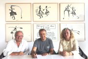 L’artista Jordi Jové va firmar la donació entre Paco Cerdà i Pilar Bosch. - PAERIA