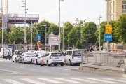 Diversos taxis ahir a la parada de l’estació de trens. - GERARD HOYAS