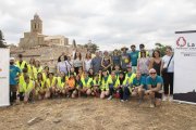 Joves de tot l’Estat i de Cervera han efectuat tasques de neteja al castell. - C.MARSIÑACH