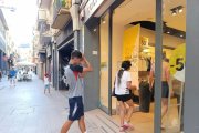 Clients entrant en un establiment comercial del carrer Carme. - S.E.