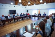 El president Illa i els consellers Parlon i Ordeig, ahir amb els alcaldes i altres autoritats de Lleida. - CARMINA MARSIÑACH