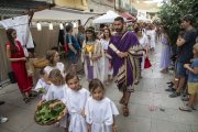 Cleòpatra i Cèsar desfilant pel Mercat Romà de Guissona ahir al matí. - C.MARSIÑACH