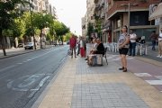 Majoria de dones divendres en una parada d’autobús de la ciutat. - S.E.