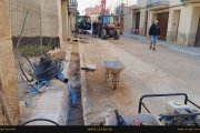 Un dels carrers en els quals s’està treballant aquests dies per renovar la xarxa d’aigua. - A.C.