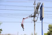 El pantògraf, que connecta el tren amb la catenària que li subministra electricitat, penjat del cablatge a prop de l’estació de Lleida. - MAGDALENA ALTISENT