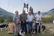 Florenci Serra amb camisa fosca amb els guanyadors del concurs de gossos pastors. - F.S.