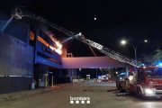 Una dotació dels Bombers treballa en l’extinció de l’incendi. - BOMBERS DE LA GENERALITAT