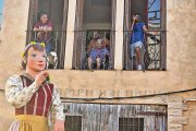 La geganta Paula ballant davant d’un dels ancians de la població en cadira de rodes. - A.G.I.G.