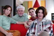 Almodóvar, amb Victoria Luengo, Patrick Criado i Bárbara Lennie. - EFE/EL DESEO