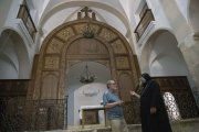 Manteca i el pare Rewis, davant de l’iconòstasi de l’església de Santa Maria del Santuari del Sant Dubte. - C.MARSIÑACH