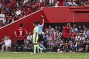 Moment en què el col·legiat expulsa Muriqi. - EFE