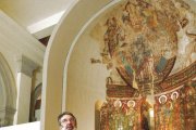 Carbonell, al MNAC davant de les pintures de Sant Pere de la Seu. - LLEONARD DELSHAMS
