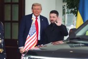 Trump i Zelenski saluden la premsa abans d’entrar al Despatx Oval de la Casa Blanca. - SAMUEL CORUM / PA WIRE / DPA