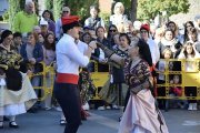Una parella ballant el  Ball Cerdà en una foto d’arxiu de la festa major de la Seu del 2024. - CYNTHIA SANS