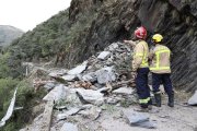 La via d’accés a Escàs des de Rialp va quedar ahir tallada per aquest despreniment. - EDGAR ALDANA