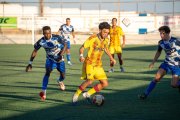 Dos jugadors, del Lleida i el Tamarit, pugnen per la bimba. - PAU PASCUAL
