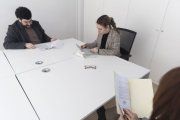Una parella llegeix les condicions de la hipoteca abans de firmar-la a l’oficina de la notaria. - EUROPA PRESS