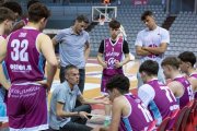 Borja Comenge, a baix, dona instruccions durant un partit. - FORÇA LLEIDA