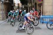 Els ciclistes recorren un dels revolts del circuit urbà a Juneda. - AMADO FORROLLA