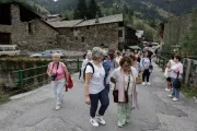 Un grup de turistes ahir a Os de Civís. - DIARI D’ANDORRA/FERNANDO GALINDO