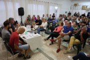 Gairebé un centenar de veïns de l’Horta es van reunir ahir al local social de Torres de Sanui. - AMADO FORROLLA