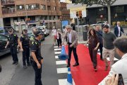 El alcalde, Fèlix Larrosa, ha retirado los conos que cortaban la Rambla junto con vecinos de Noguerola y los ediles Carlos Enjuanes y Cristina Morón.