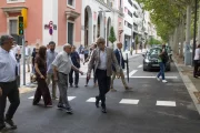 Fèlix Larrosa va visitar ahir el tram remodelat de la rambla Ferran, per on ja passen vehicles. - GERARD HOYAS
