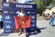 Diego Armenteros posa després de guanyar la prova amb la bandera de la Val d’Aran, on s’entrena.