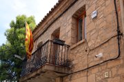 Una càmera de vigilància i una alarma a la casa de la vila de Granyena de les Garrigues, instal·lades per dissuadir els lladres.