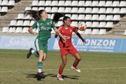 Evelyn prova de controlar una pilota aèria a l’àrea rival, pressionada per una jugadora del Cornellà. - AMADO FORROLLA