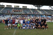 Els jugadors blaus es van fotografiar amb el trofeu al costat de la família d’Emili Vicente i representants de les penyes, que van pagar la Copa. - AMADO FORROLLA