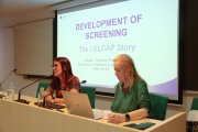 La facultativa especialista del Servei de Pneumologia i responsable de la recerca en cribratge de càncer de pulmó a Lleida, Jessica González, amb la radiòloga de l’Hospital Mount Sinai de Nova York, doctora Claudia Henschke