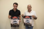 Joan Anton Grustan i Dani Mayan amb el cartell d’aquesta edició. - VÍCTOR CUERVO