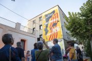L’artista Xavi Badia va pintar el mural que reivindica els Països Catalans al Centre Obrer de Cervera. - CARMINA MARSIÑACH